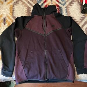 Nike Windrunner Tech Fleece - Maroon